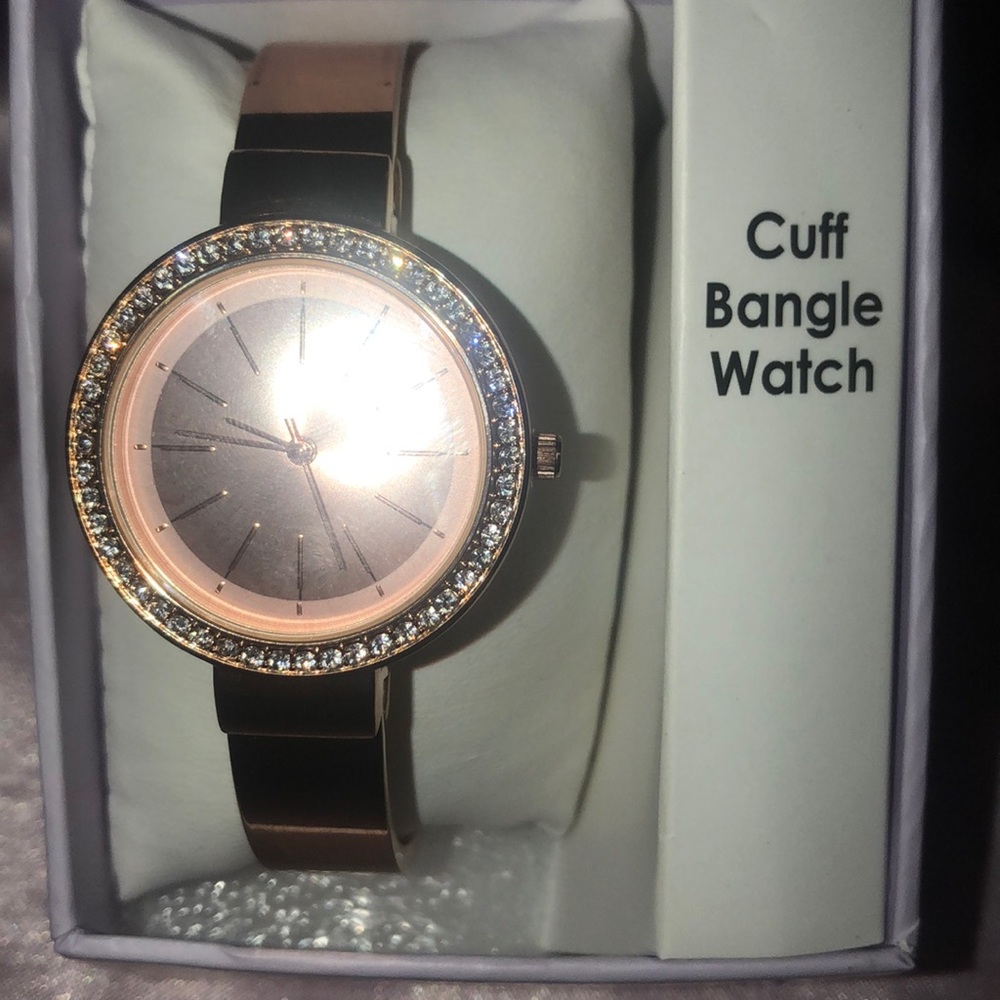 Rose Gold Cuff Watch 💰 - Picture 2 of 3